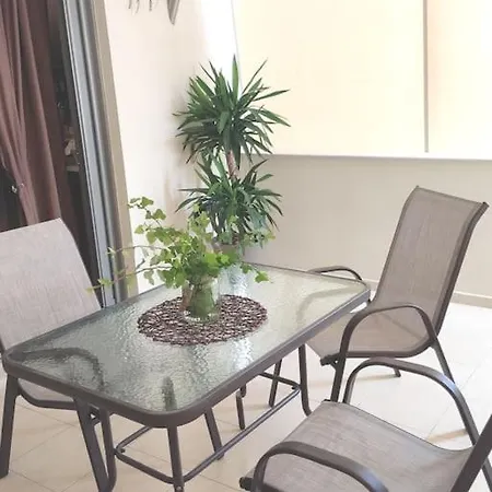 Modern Near Airport, Port & Beach Apartment